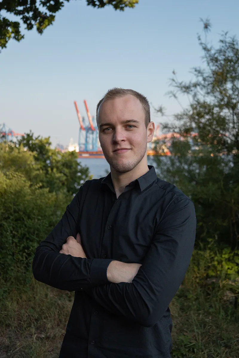 Porträt von Leon Schmidt, Performance-Marketing-Freelancer aus Hamburg